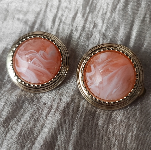 Light Weight Vintage Peach Swirl Gold Tone Clip Earrings EUC - Picture 1 of 8